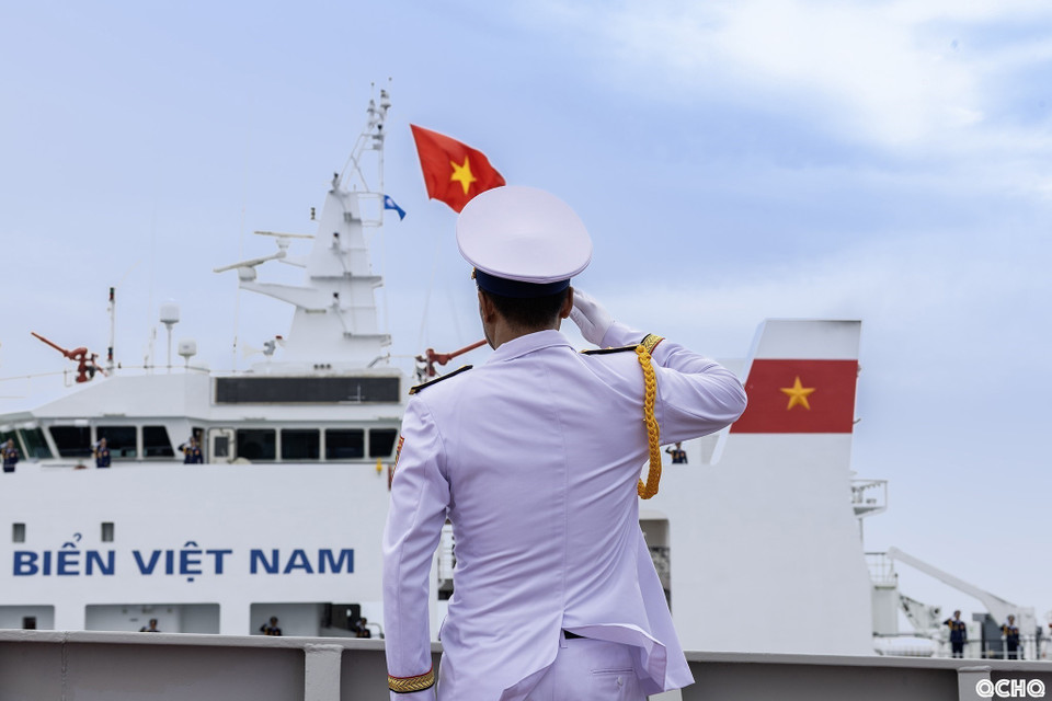 Sailors on the command ship salute the vessels participating in the naval parade. (Photo: Vietnam People’s Navy / VNA)