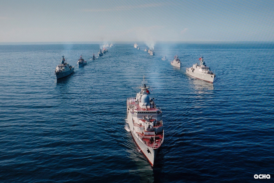 Naval parade units salute the national flag. (Photo: Vietnam People’s Navy/VNA)