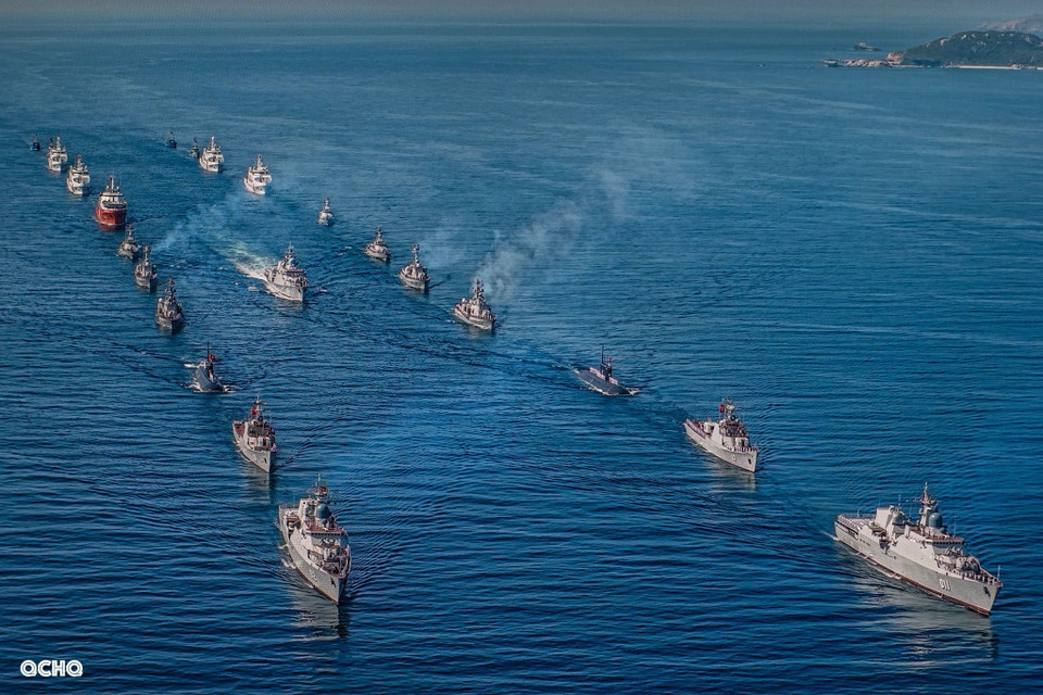 The command ship (center) reviews the formation during the naval parade. (Photo: Vietnam People’s Navy/VNA)