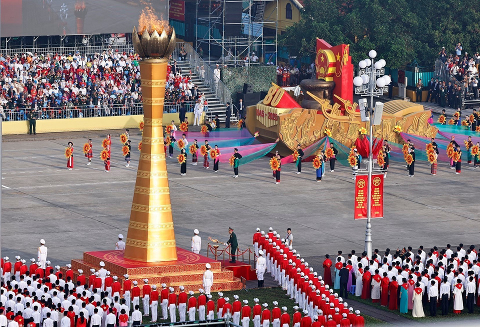Torch procession at the 80th Anniversary of the August Revolution and National Day parade and march. (Photo: Truong Van Vi - VNA)