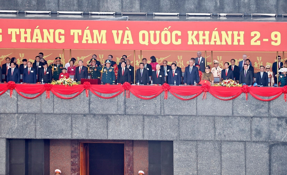Leaders, former leaders of the Party and State, international guests, and delegates participate in the flag-salute ceremony. Photo: Doan Tan - VNA