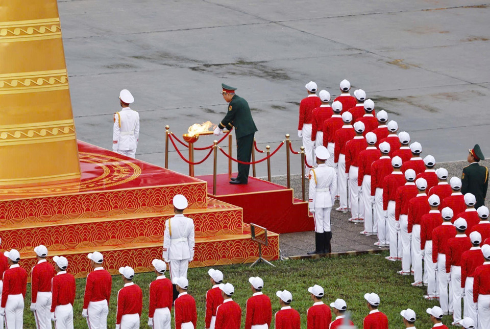 The program begins with the torch relay and the lighting of the ceremonial flame — a symbol of the aspirations of the Vietnamese people. The flame is handed to Lieutenant General Nguyen Duc Soat, Hero of the People’s Armed Forces and former Deputy Chief of the General Staff of the Vietnam People’s Army, who achieved outstanding feats by shooting down six enemy aircraft, becoming one of the heroic pilots of the Vietnam People’s Army. (Photo: Doan Tan - VNA)