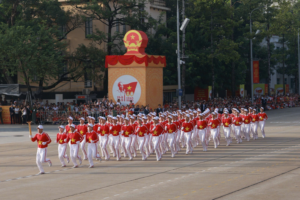 Torch procession at the 80th Anniversary of the August Revolution and National Day parade and march. (Photo: Truong Van Vi - VNA)