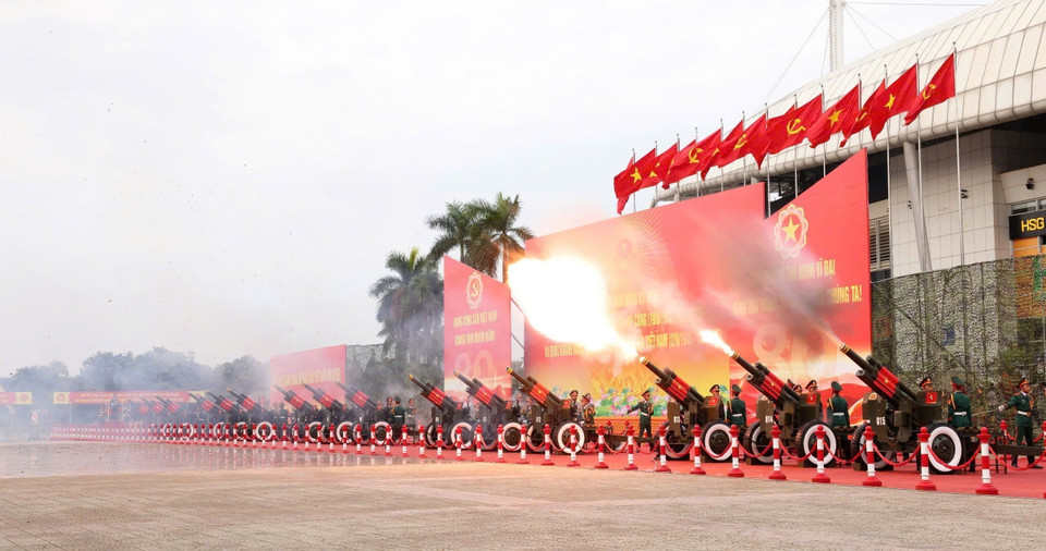 Fifteen cannons fire simultaneously, marking the opening of the 80th National Day parade and march. (Photo: Tran Thanh Giang - VNA)
