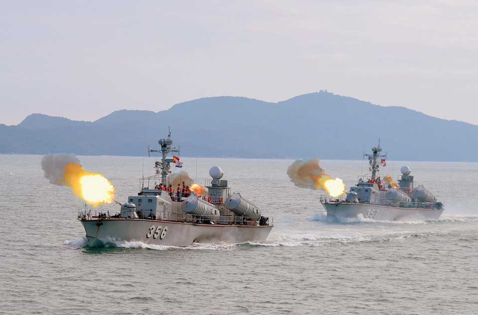 Ships 356 and 357 of Brigade 170 (Naval Region 1) conduct live-fire training at sea. (Photo: Published by VNA)