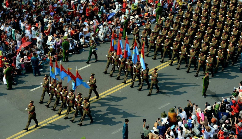 The grand parade captures the attention of large crowds across Ho Chi Minh City. Photo: VNA