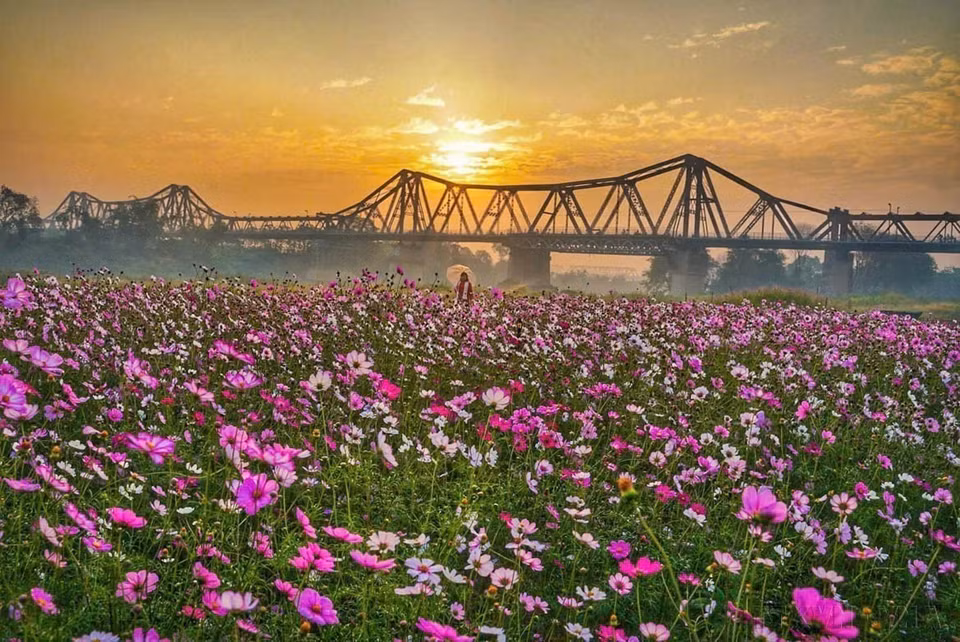 Photography serves as a powerful medium for promoting Vietnam’s culture and people to the world. In the photo: Long Bien Bridge, a cultural and historical symbol of Hanoi. (Photo: VNA)