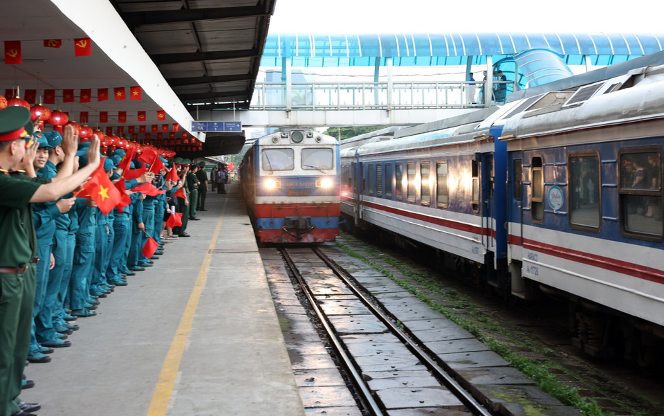 Train SE66 arrives at Hanoi Station, bringing home parade troops greeted with cheers from defence leaders and local residents. (Photo: Quoc Khanh – VNA)