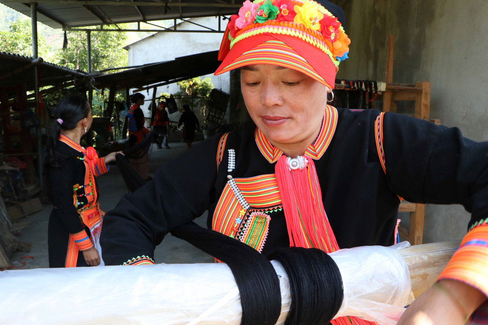 Finished threads can reach lengths of up to 10 metres. (Photo: Nguyen Oanh – VNA)