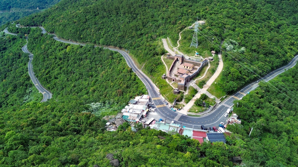 Nearly 200 years old and perched at an altitude of nearly 500 meters, Hai Van Gate is a historic landmark with dramatic scenery. Its restoration not only preserves a valuable cultural relic but also contributes to local socio-economic development, turning the site into a must-visit destination in Vietnam. (Photo: Thanh Tung – VNA)