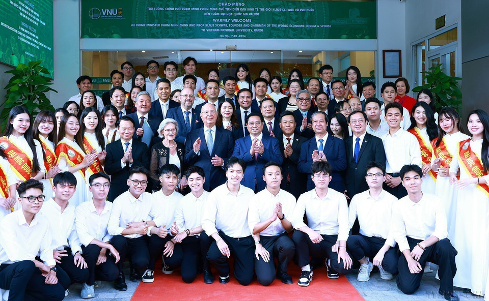 Prime Minister Pham Minh Chinh and Professor Klaus Schwab, founder and executive chairman of the World Economic Forum (WEF), engage with Vietnamese students in Hanoi on October 7, 2024, discussing the theme "Positioning Vietnam in the Smart Technology Era – A Vision for the Younger Generation." (Photo: Duong Giang - VNA)
