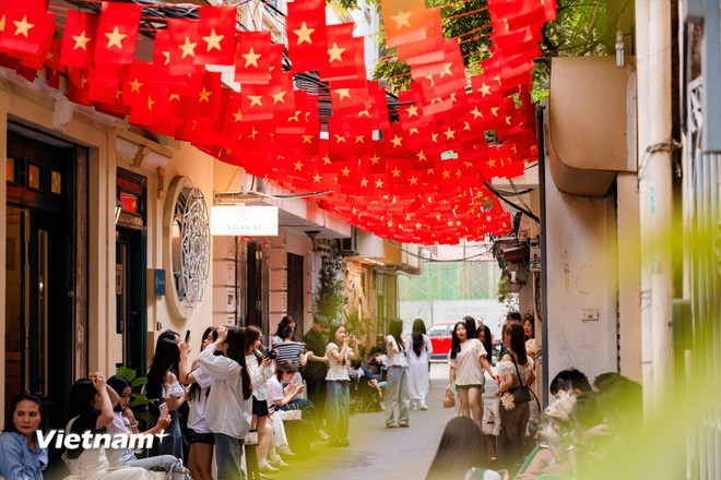 Flag-lined alleys throughout the city also become popular backdrops for young people to check in and take photos. (Photo: Hoai Nam/Vietnam+)