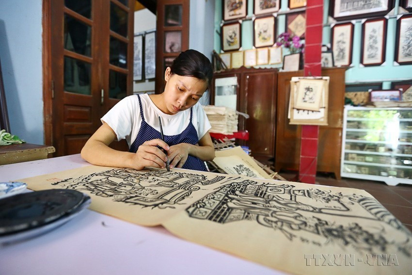 Only a few families in Dong Ho Village still maintain the craft. Given this situation, issuing policies and measures to safeguard and promote the value of this intangible cultural heritage has become essential (2019). (Photo: Minh Quyet – VNA)