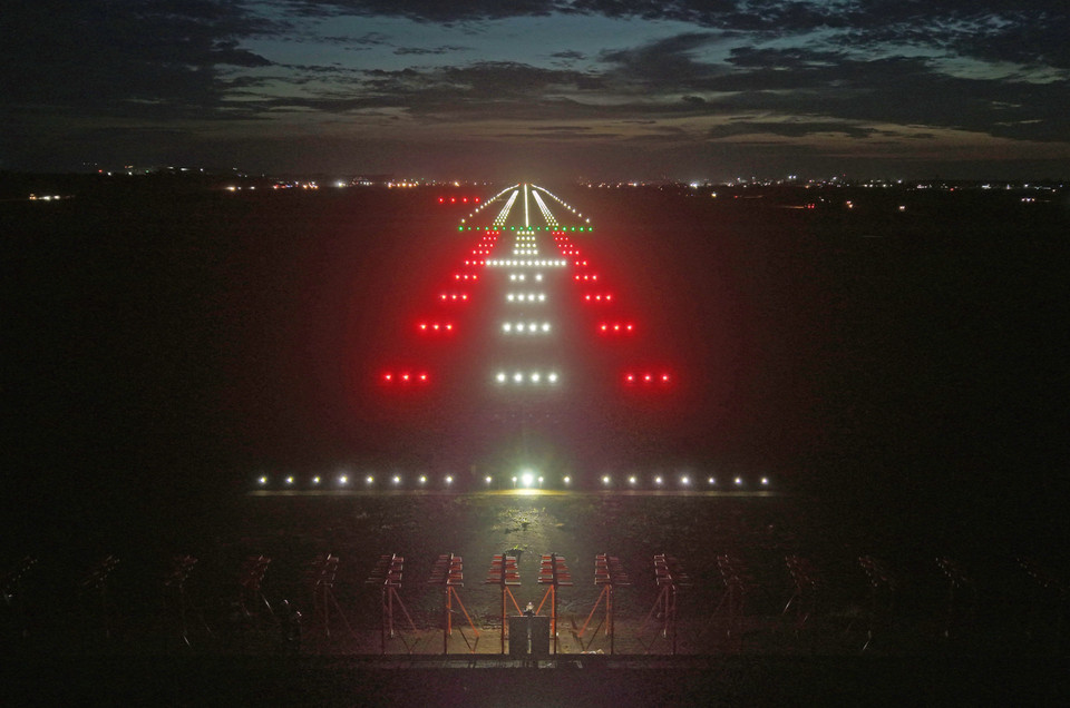 The entire aviation lighting and runway signage system on Runway 1 at Long Thanh Airport operates successfully on the evening of December 11, 2025. (Photo: Cong Phong – VNA)