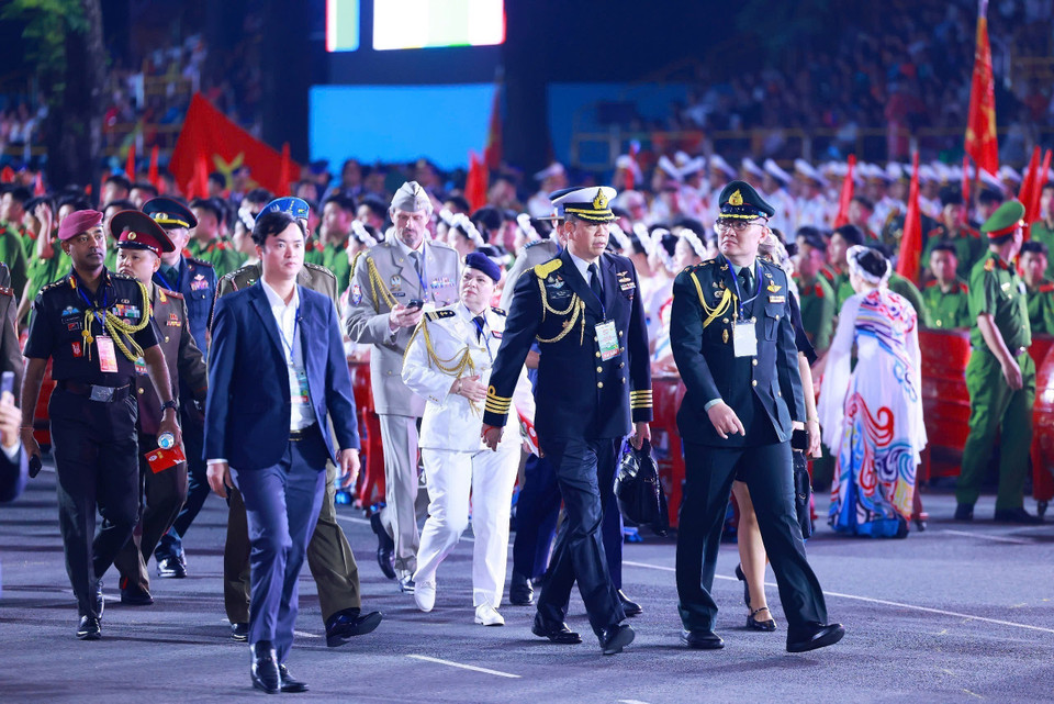 International guests arrive at the grandstand area on Le Duan Street, District 1. (Photo: VNA)