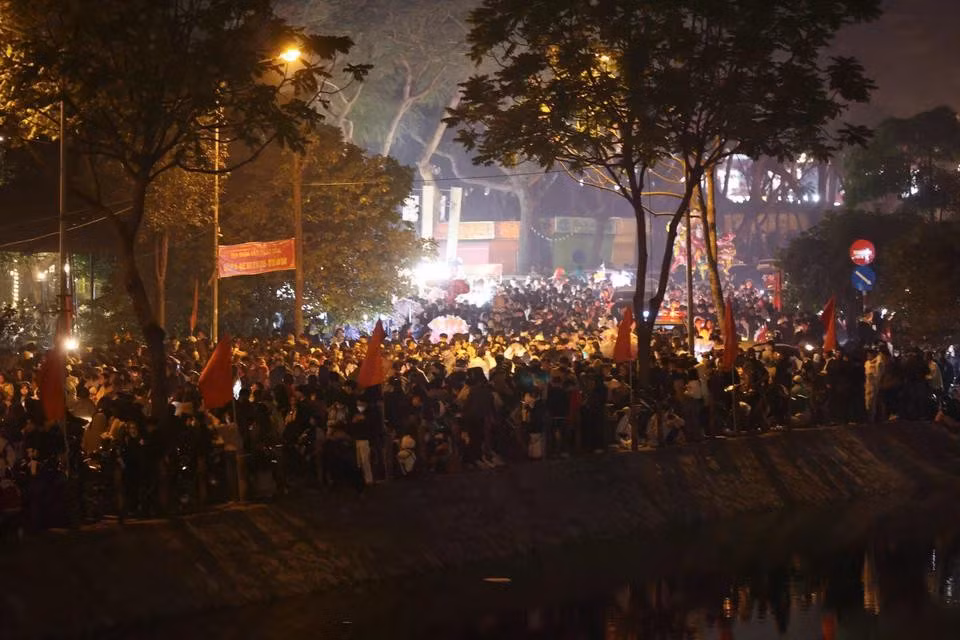 Crowds gather by Van Quan Lake to welcome new year. (Photo: Hoai Nam/Vietnam+)