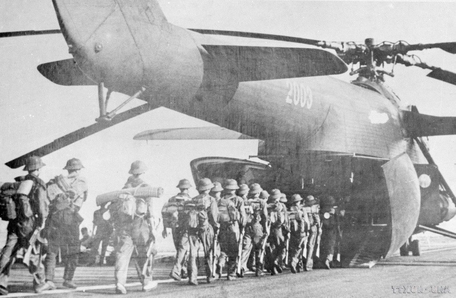 Soldiers board military transport aircraft to the South to join the Ho Chi Minh Campaign and liberate Saigon (April 1975). (Photo: VNA)