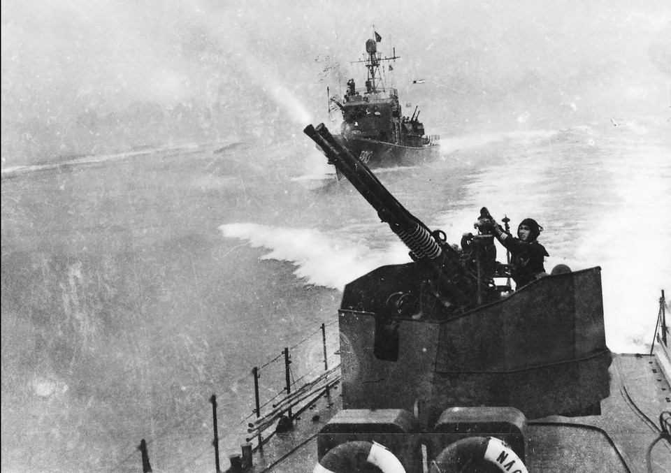Combat vessels of the Vietnam People’s Navy fire back at US aircraft in Lach Truong, Thanh Hoa, on August 5, 1964. (Photo: Vietnam People’s Navy Archives/published by VNA)
