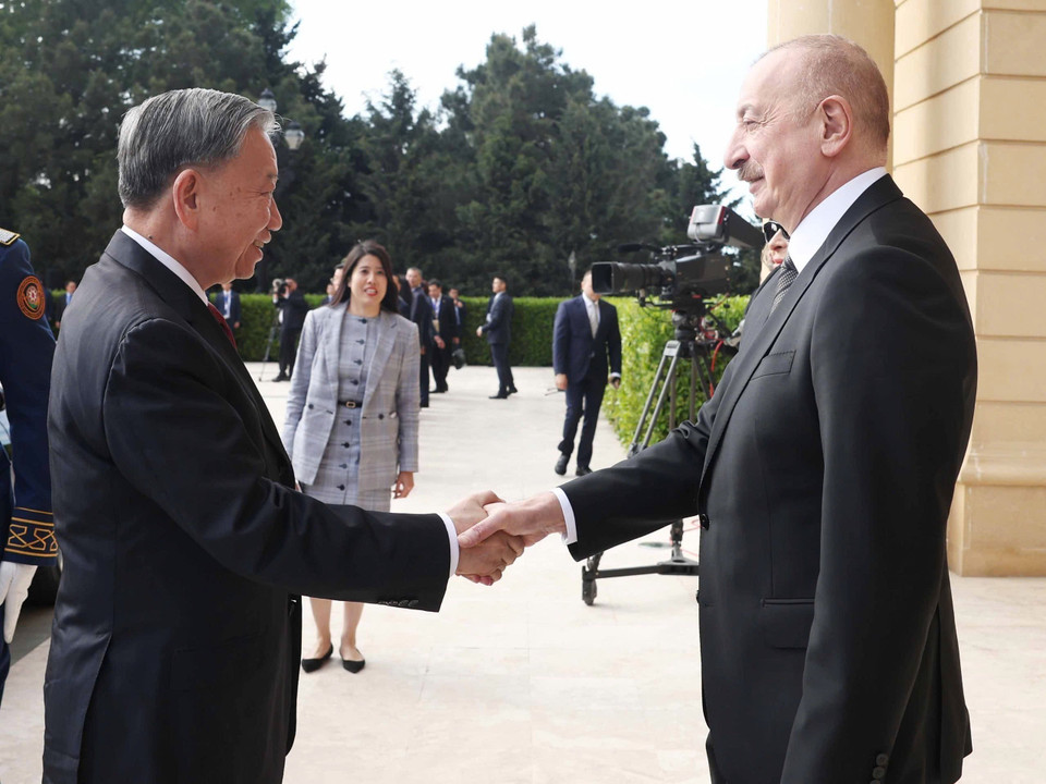 President Ilham Aliyev welcomes Party General Secretary To Lam. (Photo: Thong Nhat – VNA)