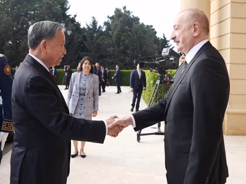 President Ilham Aliyev welcomes Party General Secretary To Lam. (Photo: Thong Nhat – VNA)