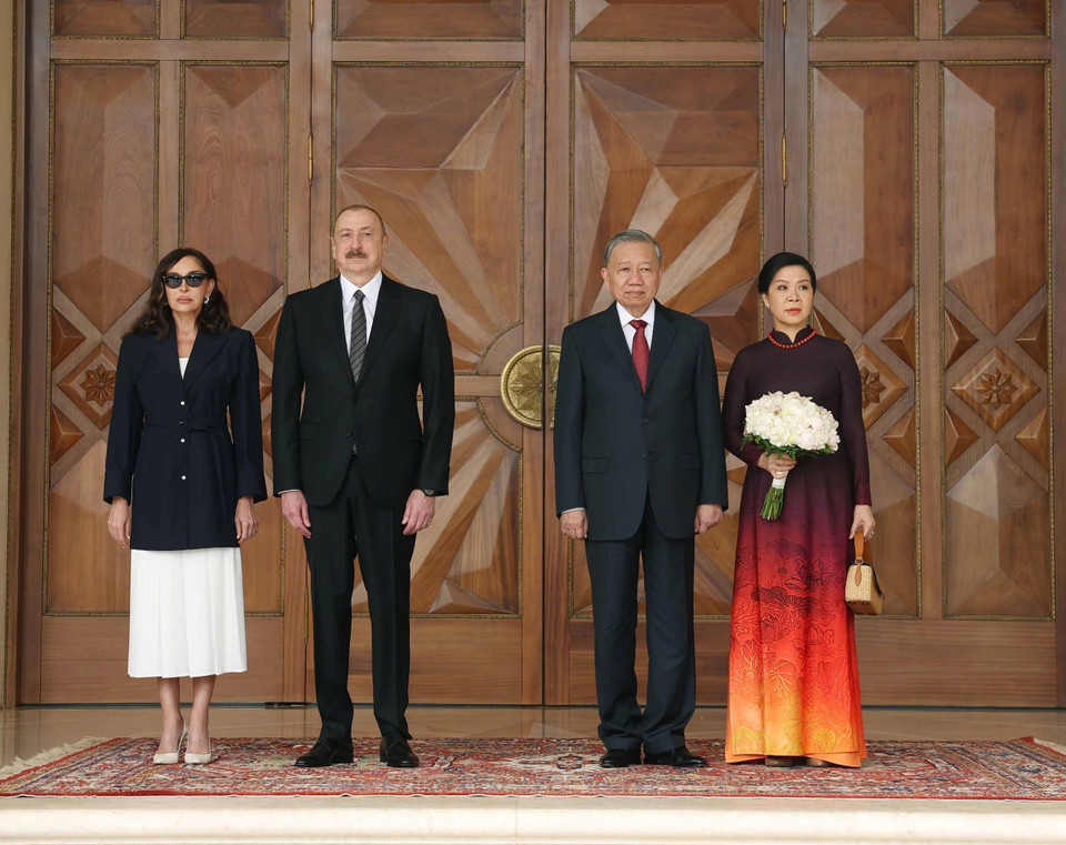 Party General Secretary To Lam and his spouse, together with President Ilham Aliyev and his spouse, listen to the military band performing the national anthems of both countries. (Photo: Thong Nhat – VNA)