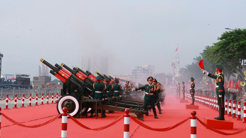 Cannon salute during the flag-raising ceremony marking the 50th anniversary of the Liberation of the South and National Reunification. Photo: Quang Chau – VNA