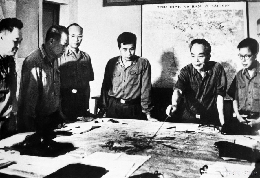 On April 14, 1975, the Politburo named the campaign to liberate Saigon – Gia Dinh the “Ho Chi Minh Campaign,” with the directive “Rapid, bold, surprise, and decisive victory.” In the photo: General Vo Nguyen Giap and members of the Central Military Commission review the battle plan for the Ho Chi Minh Campaign (April 1975). (Photo: VNA)