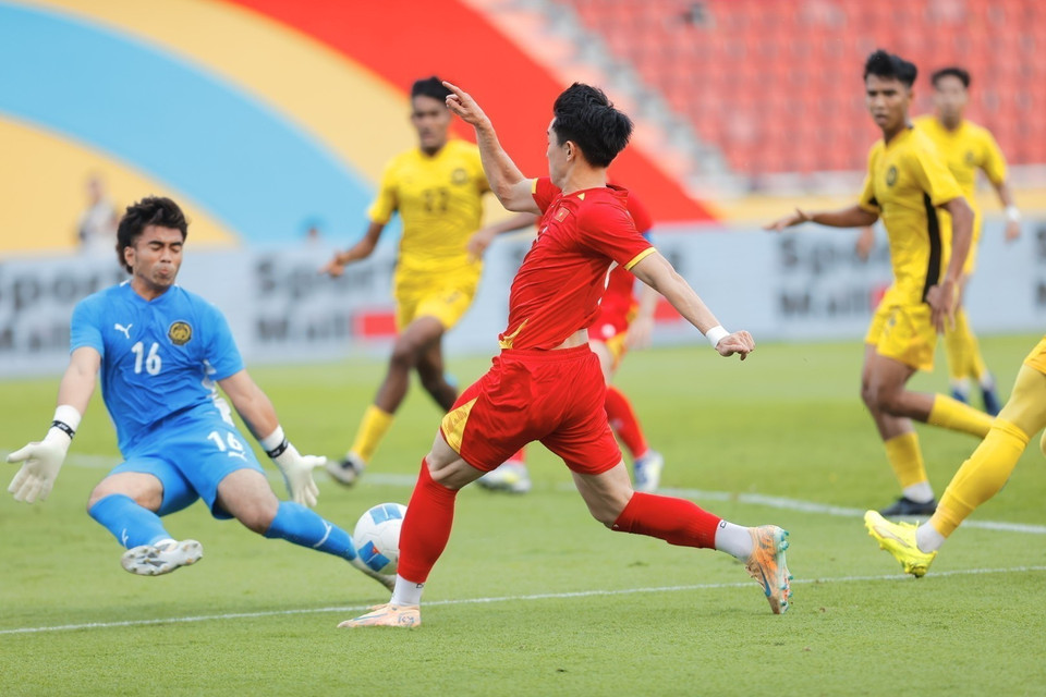 Dinh Bac unleashes a dangerous shot. (Photo: Minh Quyet – VNA correspondent in Thailand)