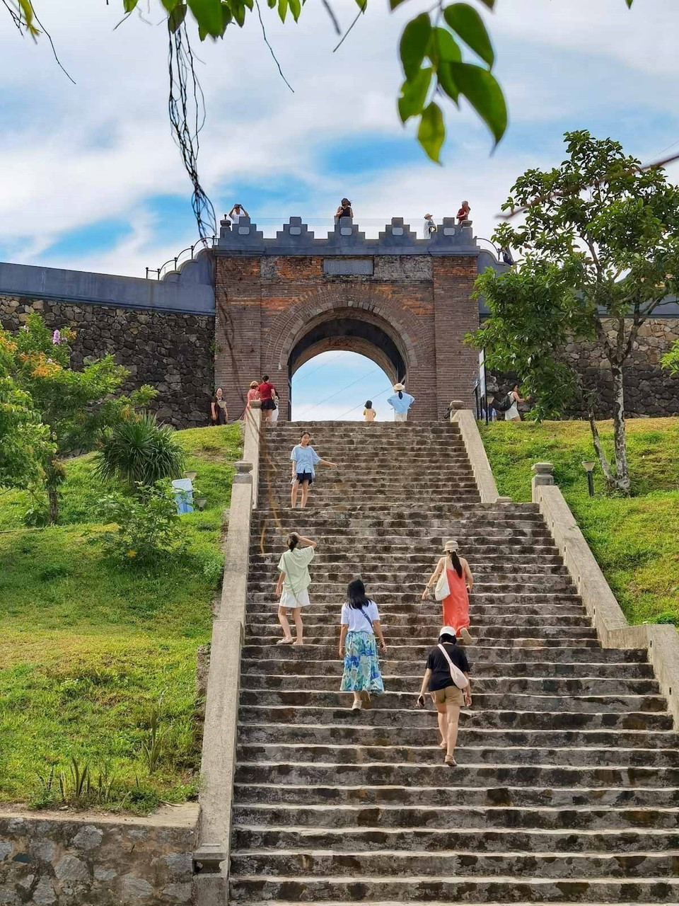 Now a popular stop for travelers crossing the mountain pass, Hai Van Gate is a clear symbol of new life and enduring charm after its restoration. (Photo: Thanh Tung – VNA)