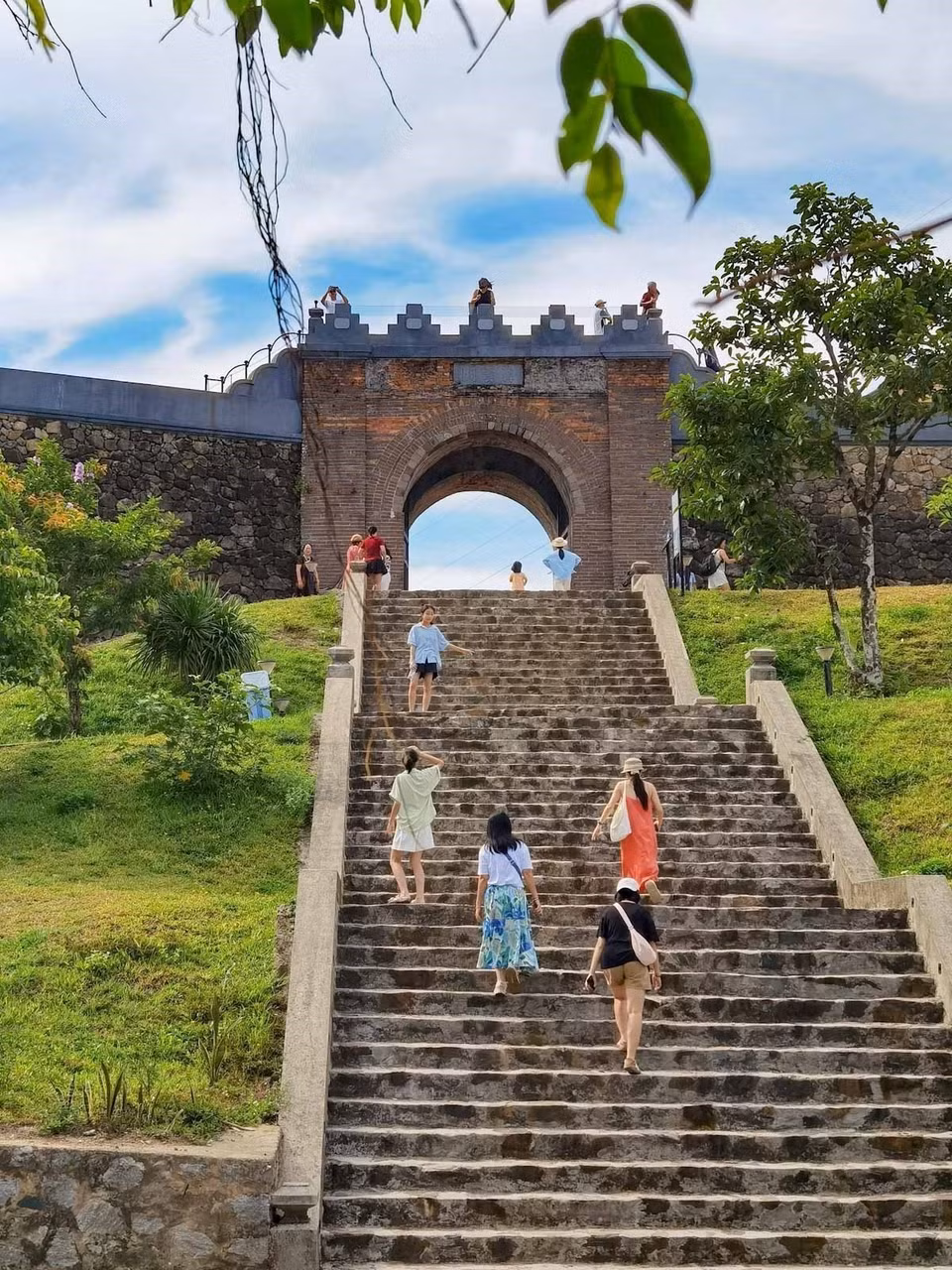 Now a popular stop for travelers crossing the mountain pass, Hai Van Gate is a clear symbol of new life and enduring charm after its restoration. (Photo: Thanh Tung – VNA)
