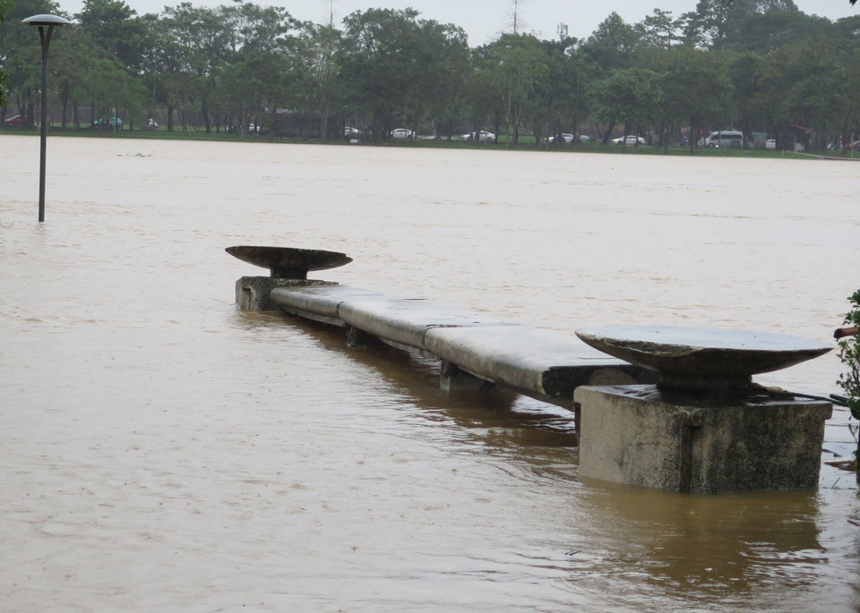 The southern bank of the Huong River in Hue City is flooded as river levels rose on the morning of November 17. (Photo: Nguyen Ly – VNA)