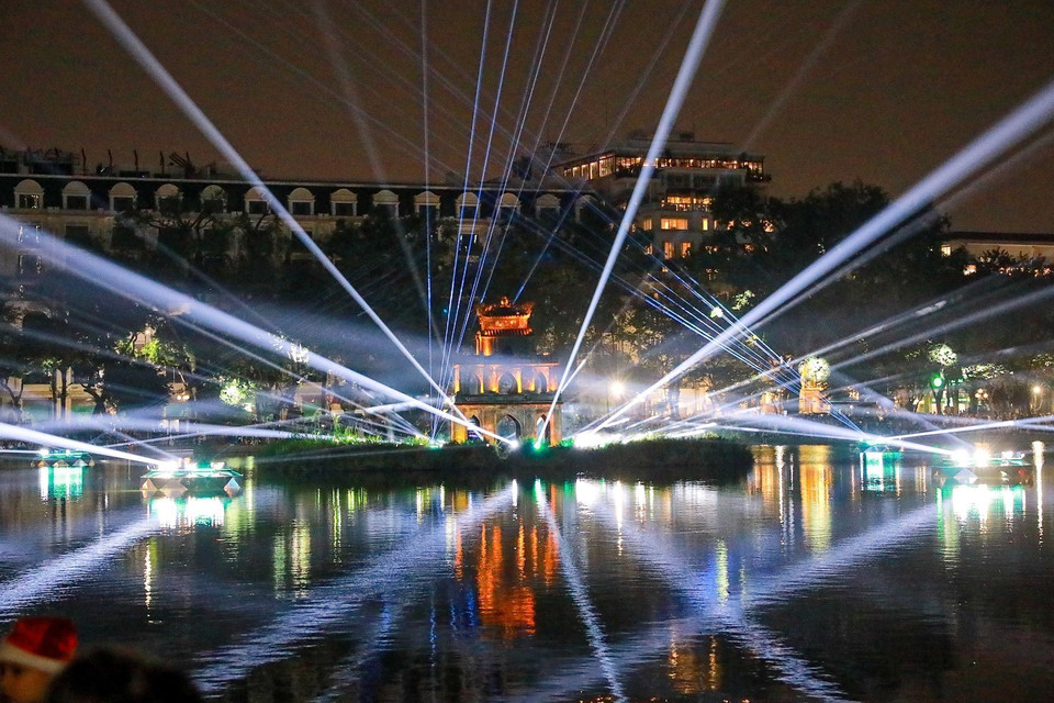 An artistic lighting space highlighting Thap Rua (Turtle Tower) is launched at Ho Guom (Hoan Kiem Lake) on December 24, 2025. (Photo: Khanh Hoa – VNA)