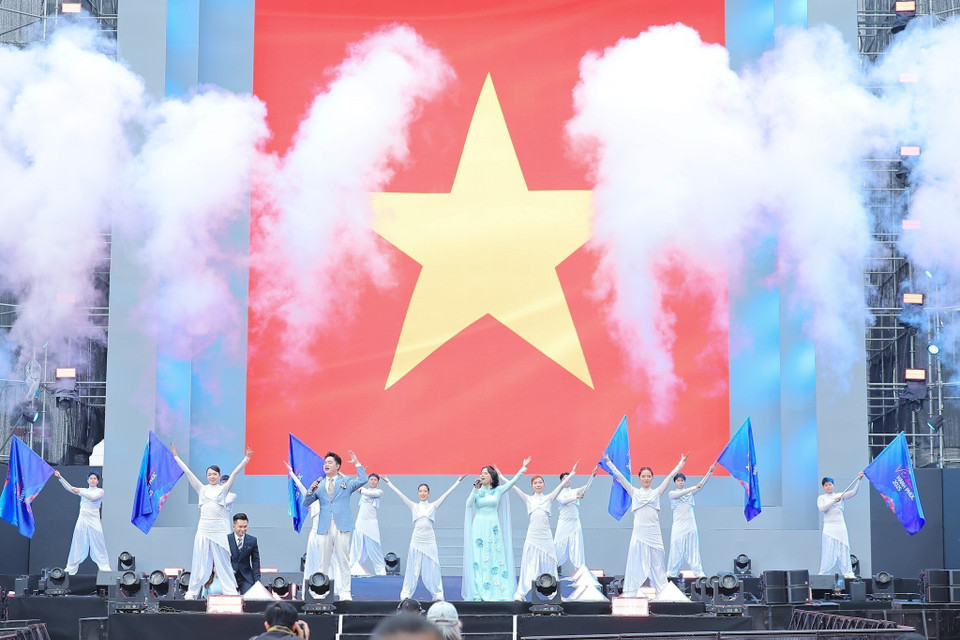 The opening performance “Hello Vietnam, a thousand Vietnamese dreams.” (Photo: Le Dong/VNA)