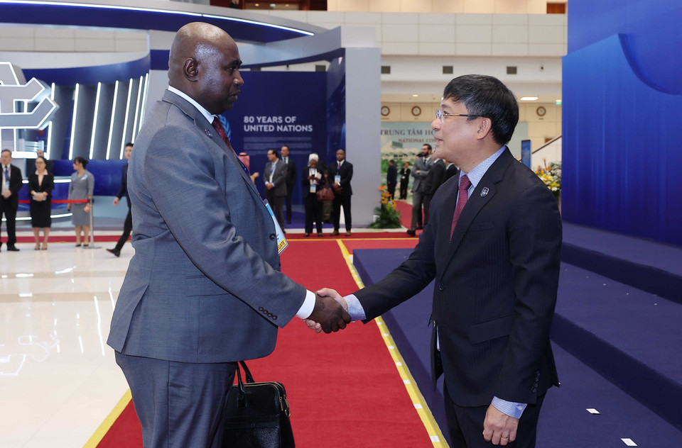 Permanent Deputy Minister of Foreign Affairs Nguyen Minh Vu welcomes heads of delegations attending the United Nations Convention against Cybercrime (Hanoi Convention) signing ceremony in Hanoi. (Photo: VNA)