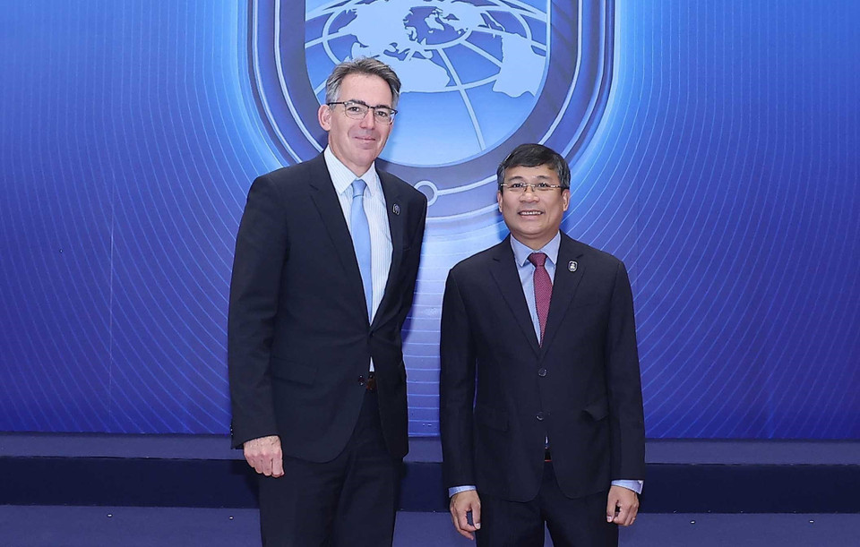 Permanent Deputy Minister of Foreign Affairs Nguyen Minh Vu welcomes heads of delegations attending the United Nations Convention against Cybercrime (Hanoi Convention) signing ceremony in Hanoi. (Photo: VNA)