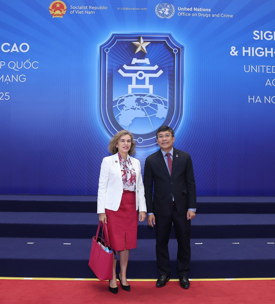 Permanent Deputy Minister of Foreign Affairs Nguyen Minh Vu welcomes heads of delegations attending the United Nations Convention against Cybercrime (Hanoi Convention) signing ceremony in Hanoi. (Photo: VNA)