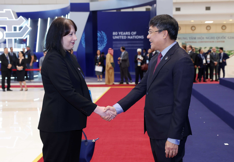 Permanent Deputy Minister of Foreign Affairs Nguyen Minh Vu welcomes heads of delegations attending the United Nations Convention against Cybercrime (Hanoi Convention) signing ceremony in Hanoi. (Photo: VNA)