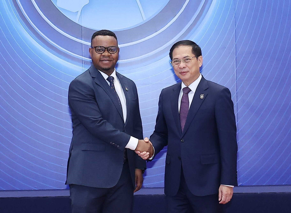 Deputy Prime Minister Bui Thanh Son welcomes heads of delegations attending the United Nations Convention against Cybercrime (Hanoi Convention) signing ceremony in Hanoi. (Photo: VNA)