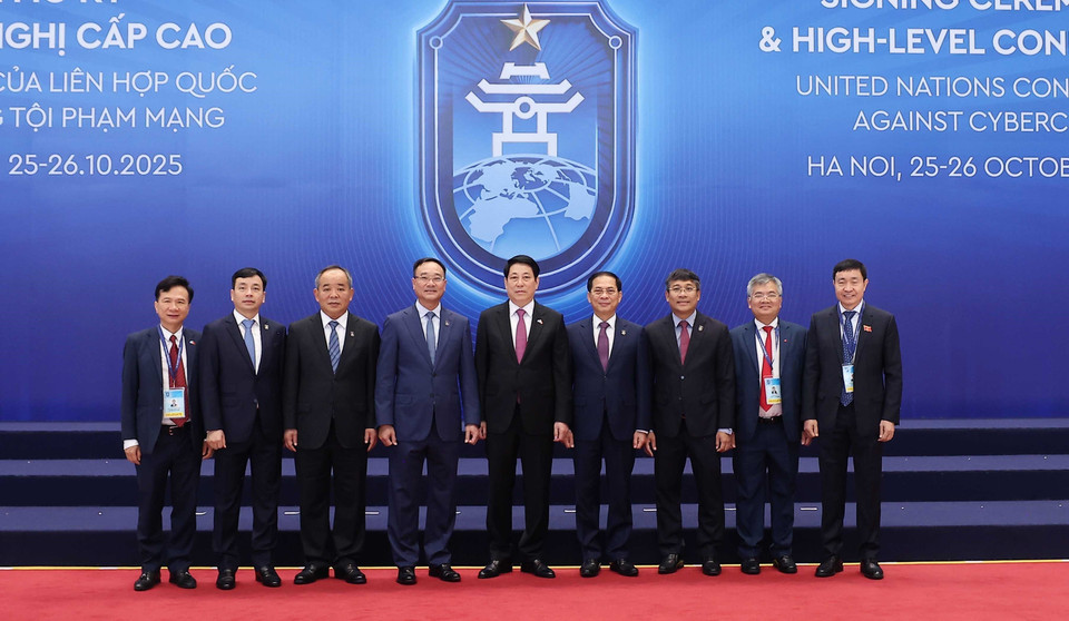 State President Luong Cuong and delegates attend the Signing Ceremony of the United Nations Convention against Cybercrime (Hanoi Convention). (Photo: VNA)