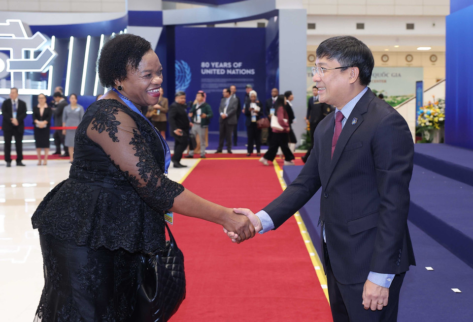 Permanent Deputy Minister of Foreign Affairs Nguyen Minh Vu welcomes heads of delegations attending the United Nations Convention against Cybercrime (Hanoi Convention) signing ceremony in Hanoi. (Photo: VNA)