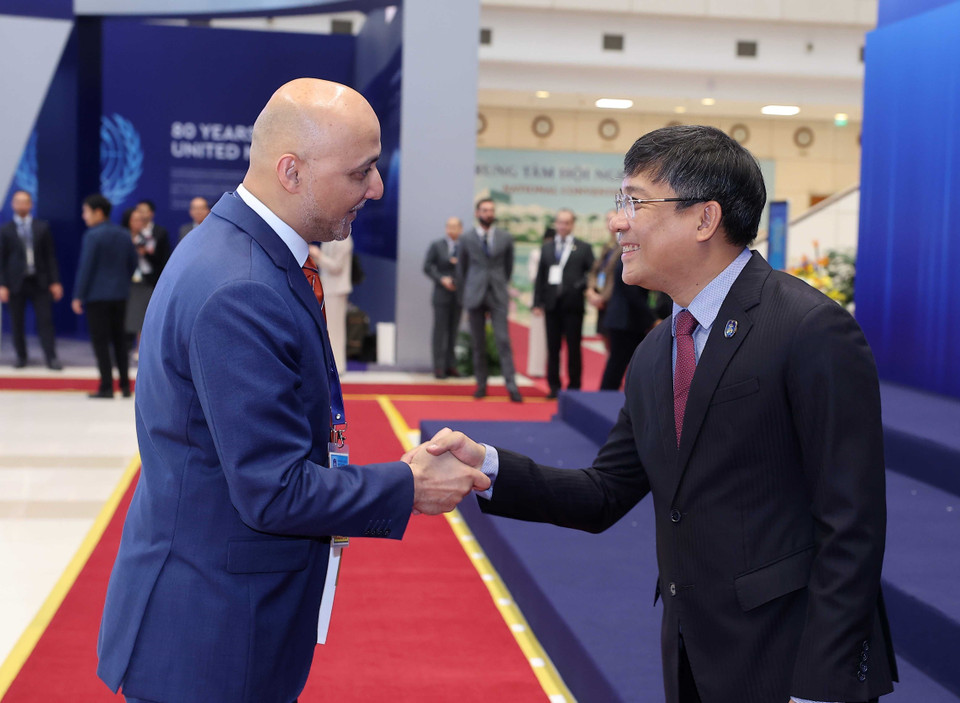 Permanent Deputy Minister of Foreign Affairs Nguyen Minh Vu welcomes heads of delegations attending the United Nations Convention against Cybercrime (Hanoi Convention) signing ceremony in Hanoi. (Photo: VNA)