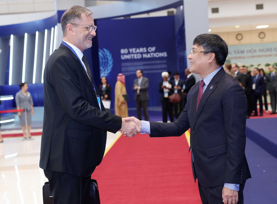 Permanent Deputy Minister of Foreign Affairs Nguyen Minh Vu welcomes heads of delegations attending the United Nations Convention against Cybercrime (Hanoi Convention) signing ceremony in Hanoi. (Photo: VNA)