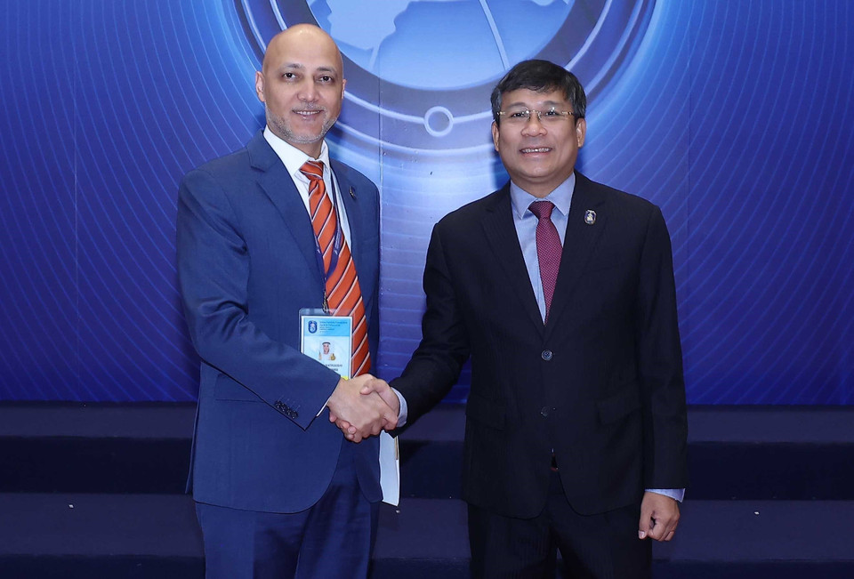 Permanent Deputy Minister of Foreign Affairs Nguyen Minh Vu welcomes heads of delegations attending the United Nations Convention against Cybercrime (Hanoi Convention) signing ceremony in Hanoi. (Photo: VNA)