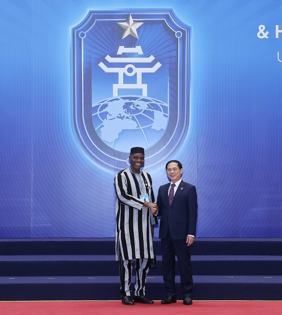 Deputy Prime Minister Bui Thanh Son welcomes heads of delegations attending the United Nations Convention against Cybercrime (Hanoi Convention) signing ceremony in Hanoi. (Photo: VNA)