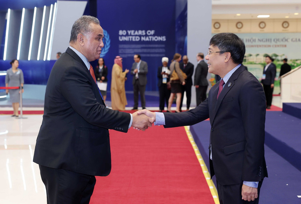 Permanent Deputy Minister of Foreign Affairs Nguyen Minh Vu welcomes heads of delegations attending the United Nations Convention against Cybercrime (Hanoi Convention) signing ceremony in Hanoi. (Photo: VNA)
