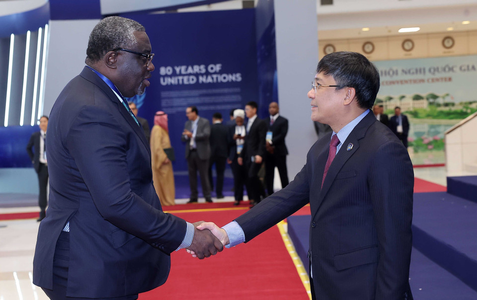 Permanent Deputy Minister of Foreign Affairs Nguyen Minh Vu welcomes heads of delegations attending the United Nations Convention against Cybercrime (Hanoi Convention) signing ceremony in Hanoi. (Photo: VNA)