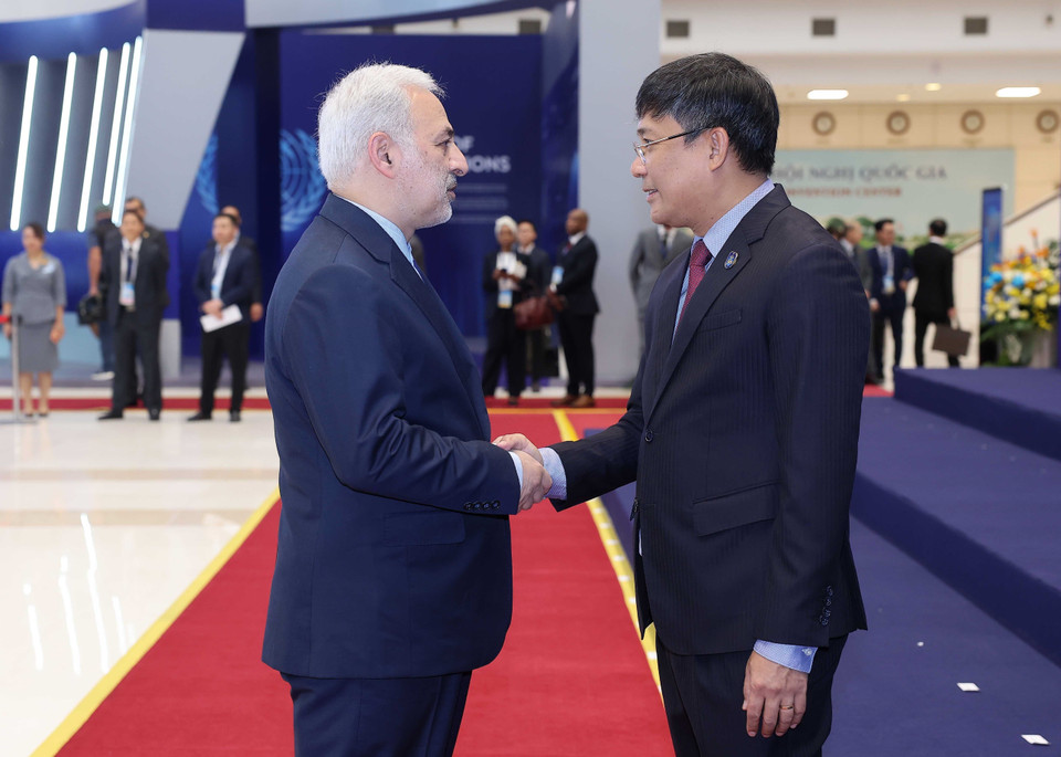 Permanent Deputy Minister of Foreign Affairs Nguyen Minh Vu welcomes heads of delegations attending the United Nations Convention against Cybercrime (Hanoi Convention) signing ceremony in Hanoi. (Photo: VNA)