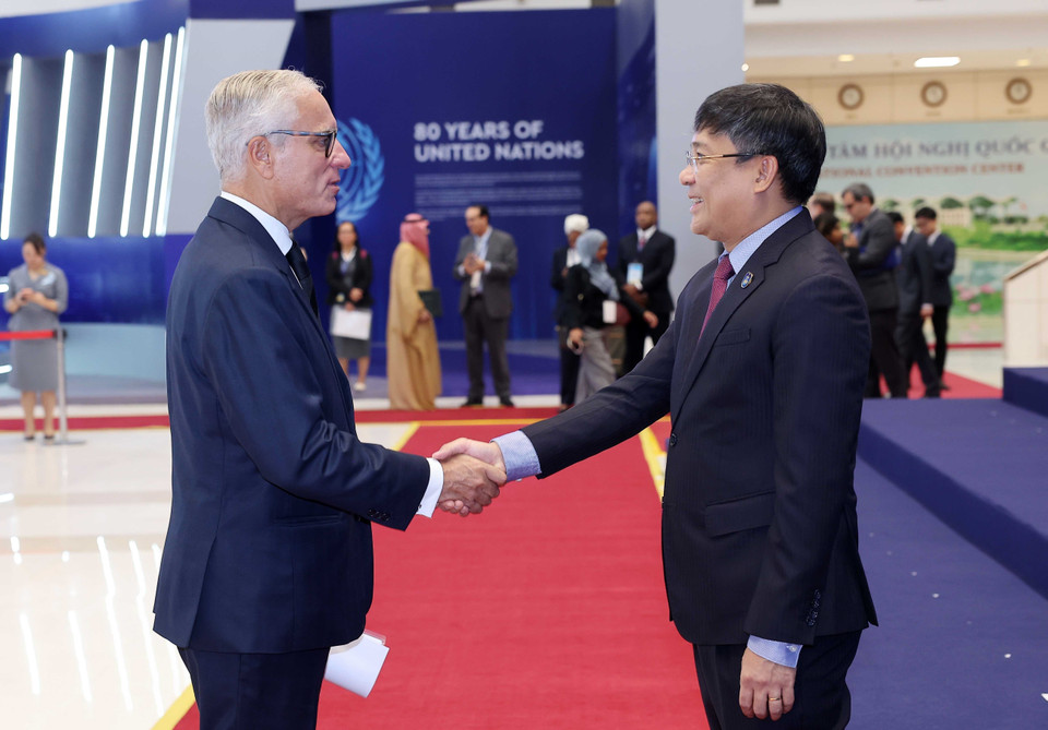 Permanent Deputy Minister of Foreign Affairs Nguyen Minh Vu welcomes heads of delegations attending the United Nations Convention against Cybercrime (Hanoi Convention) signing ceremony in Hanoi. (Photo: VNA)