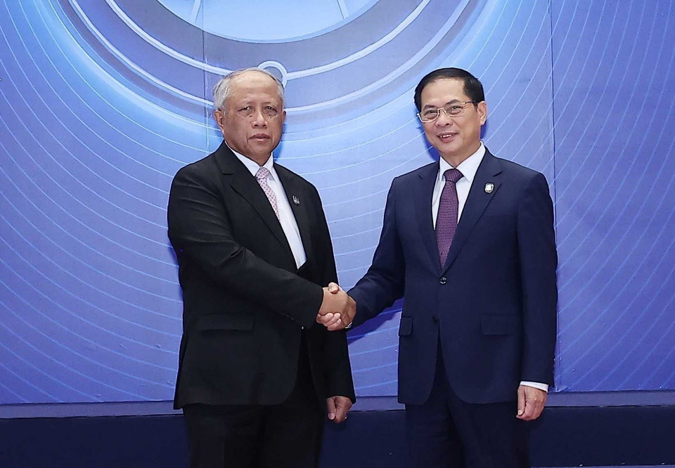 Deputy Prime Minister Bui Thanh Son welcomes heads of delegations attending the United Nations Convention against Cybercrime (Hanoi Convention) signing ceremony in Hanoi. (Photo: VNA)