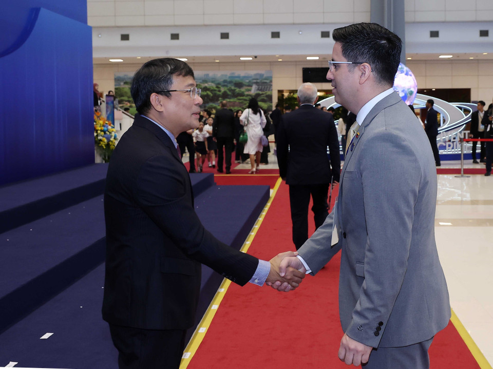 Permanent Deputy Minister of Foreign Affairs Nguyen Minh Vu welcomes heads of delegations attending the United Nations Convention against Cybercrime (Hanoi Convention) signing ceremony in Hanoi. (Photo: VNA)
